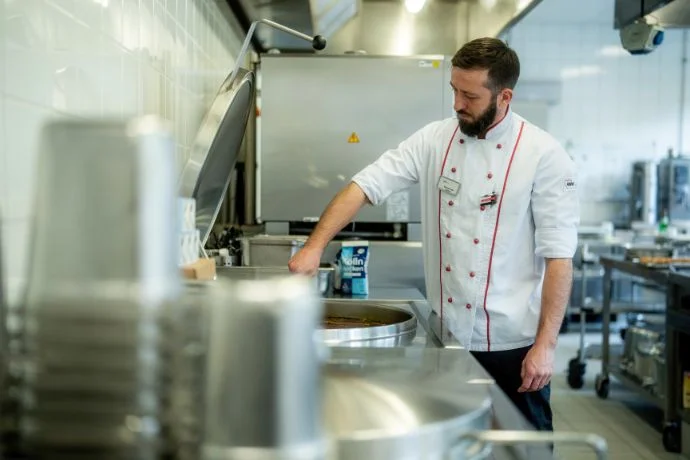 Koch in der Küche der AWO Pfalz