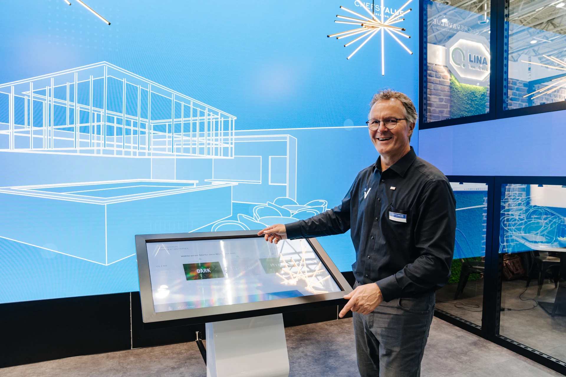 Mitarbeiter zeigt den Magic Table auf dem Digitalen Marktplatz