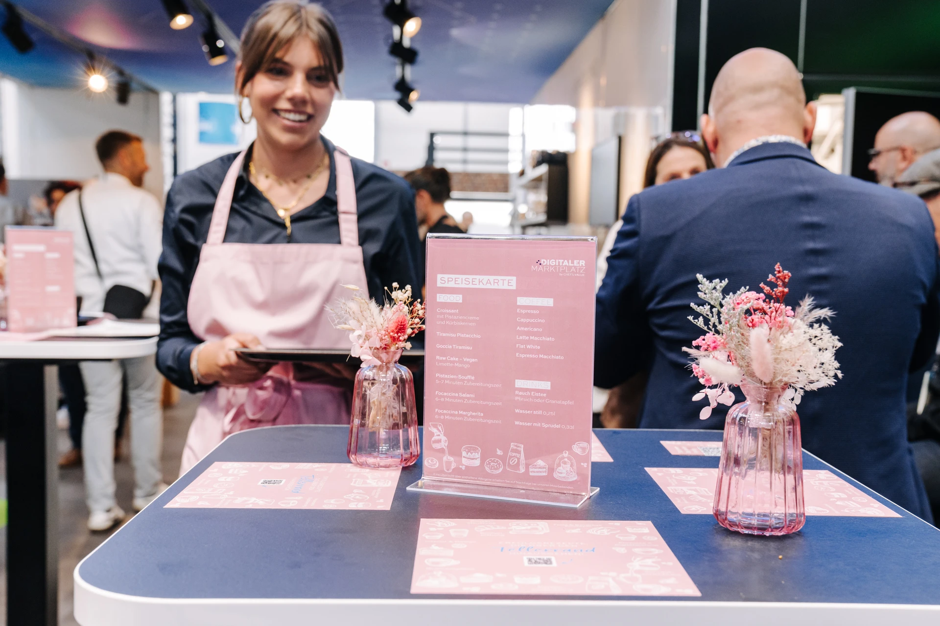 Kellnerin mit Tablett im Chafe Culinar