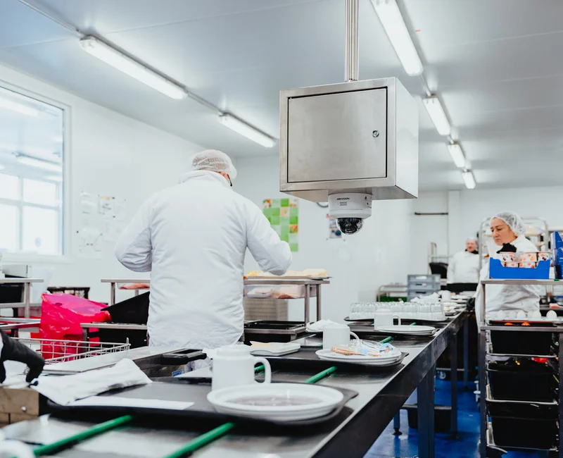 KAIOX Kamera macht Aufnahmen von den bestückten Tabletts auf einem Fließband