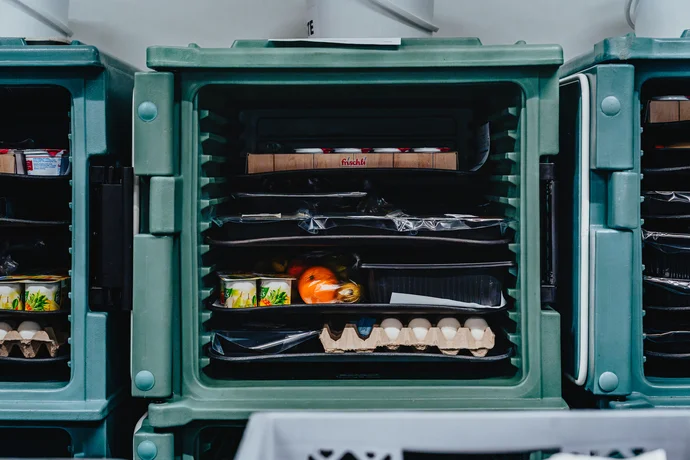 Bestückte Tabletts in Transportbox